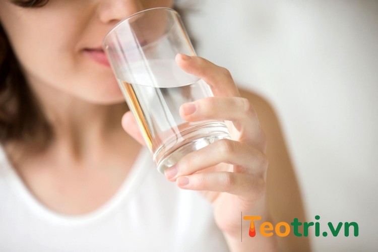 Uống nhiều nước tốt cho việc phòng bệnh trĩ 1